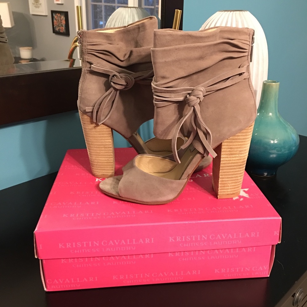 🛍 BNIB🛍 Kristen Cavallari//Greige Bootie// 9